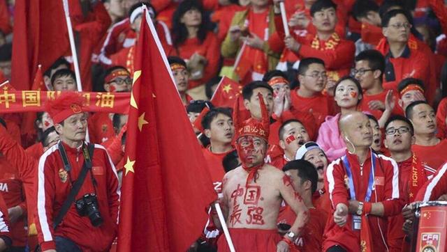 作为“变形金刚”系列焕新之作，此次影片重返变形金刚母星塞伯坦星球，见证汽车人领袖擎天柱与霸天虎领袖威震天成为宿敌 《变形金刚：起源》曝复古感海报 锤哥、寡姐献声 2024-08-23 8月23日，动画电影《变形金刚：起源》发布全新海报，奥利安·派克斯/擎天柱、D-16/威震天、艾丽塔和B-127/大黄蜂从闪耀的光球中走来，复古氛围拉满。