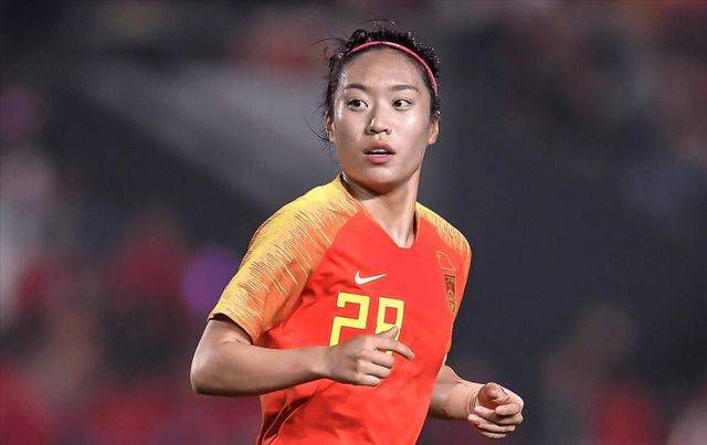 的清华学子们，他们分别从军事科普创作、大飞机事业的基础学习、空军银幕形象等角度向嘉宾提问。