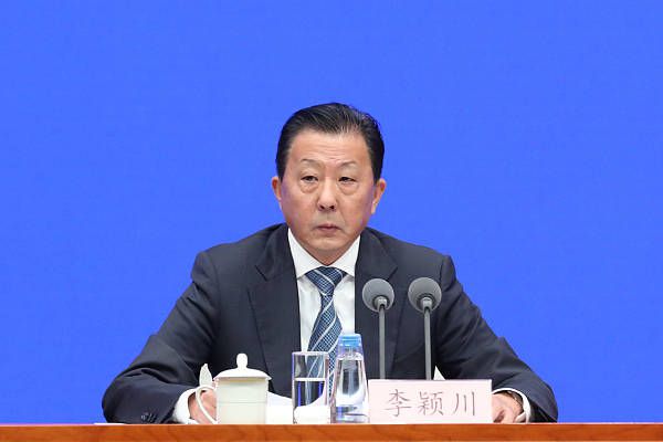 其中他执导的影片《克莱默夫妇》斩获了第 《贵族大盗》公映 德普率“英雄联盟”拯救世界 2015-04-17 由约翰尼·德普主演并监制、《秘窗》导演大卫·凯普执导、伊万·麦克格雷格、格温妮丝·帕特洛、奥利维亚·穆恩等加盟出演的冒险动作片《贵族大盗》17日正式在全国公映。