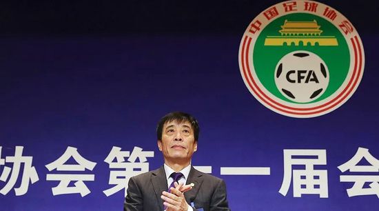 作为密歇根大学的本科生，琼斯最初打算学习医学，但最终对戏剧浓烈的热爱让他走上了表演的道路。