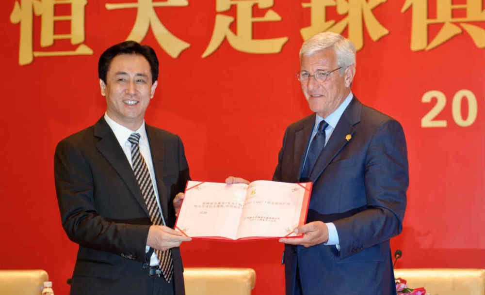 照片中的二人眉目传情、动作亲昵。
