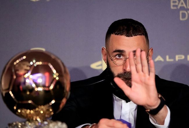 “抖森”此次到韩准备宣传他的新片《雷神2：黑暗世界》，希德勒斯顿在机场受到韩国影迷热烈追捧，他也非常亲和的和粉丝合影签名留念。