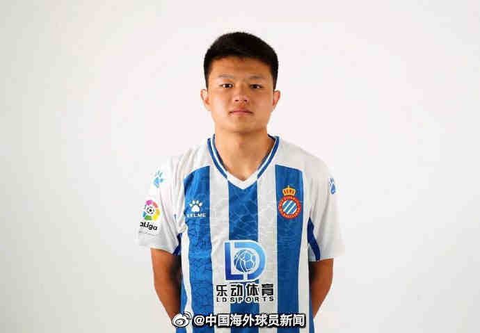 图为：克里斯·库 阿汤哥与养子看棒球赛 前妻凯蒂被传搭上克鲁尼 2013-10-17 洛杉矶当地时间10月15日，汤姆·克鲁斯与养子康诺·克鲁斯现身同看棒球赛。