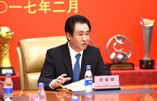 身穿红色马甲的他一路蹦蹦跳跳心情十分好，快乐的像只小鸟，可爱的不得了。