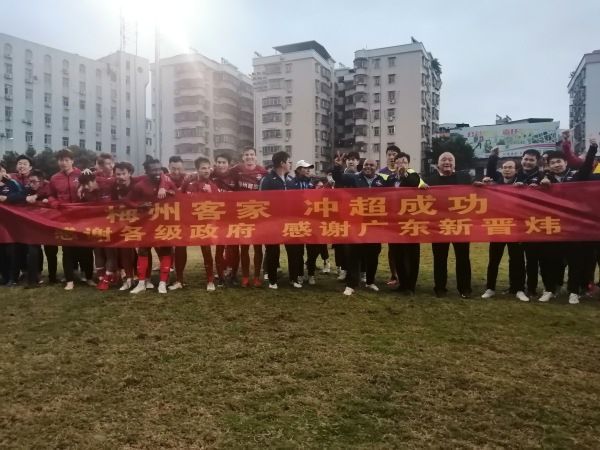 与小15岁娇妻造人成功 2020-05-21 据外媒英国《每日邮报》报道，47岁的英国著名男星裘德·洛又要当爸了！