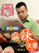 姗兰·克里克身穿深V吊带裙性感迷人。