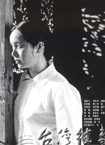 她造型百变，变现力极强，时而妩媚撩发，时而执笔涂鸦，宛如画中的美人。