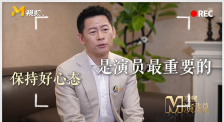 泰勒·斯威夫特身穿金色抹胸亮片裙亮相展美腿，媚眼电力十足。