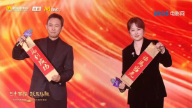 日前片方再次发布一组 《华尔街之狼》巴黎首映 莱昂纳多微笑帅气撑场 2013-12-10 当地时间12月9日，法国巴黎，电影《华尔街之狼》首映礼。