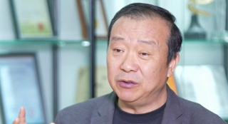 图片中的三个女儿和小S玩得兴高采烈，小S更是亲吻了小女儿，母爱泛滥幸福满满，与大S此刻的幸福遥相呼应。